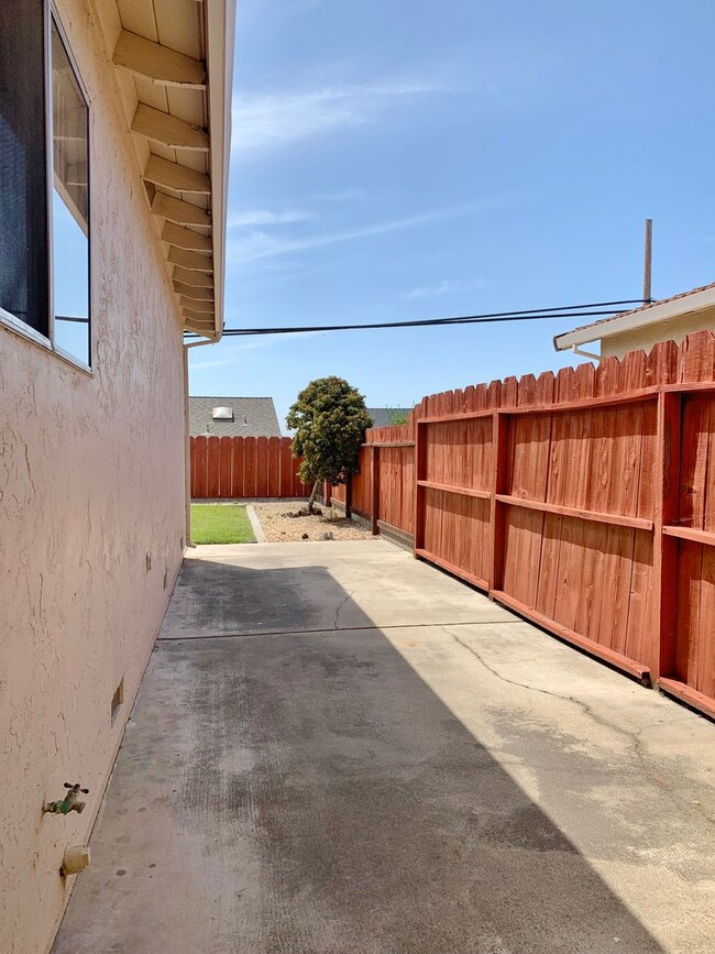 Building Photo - 1640 Clearview Dr