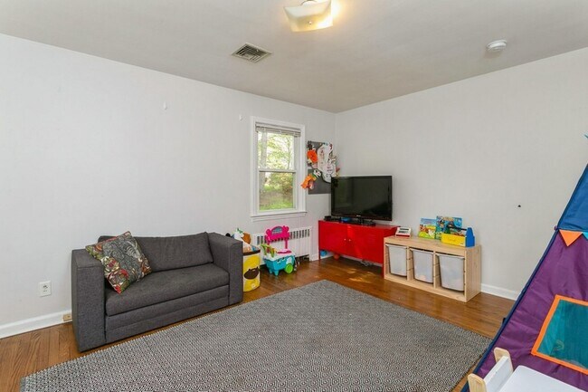 Building Photo - 160 Magnolia Ave