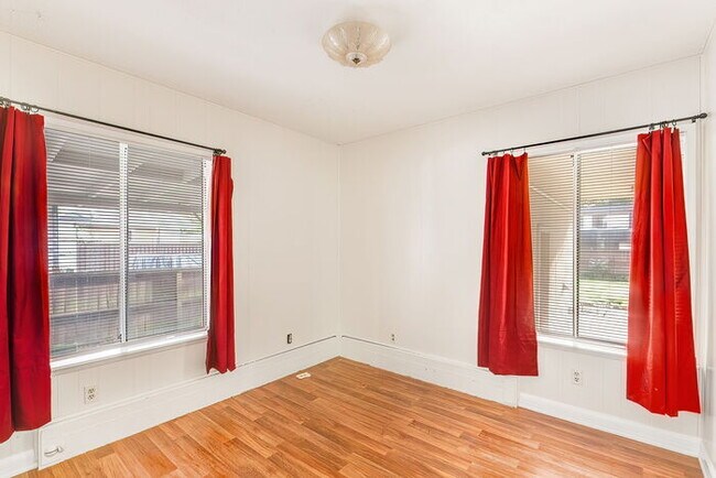 Building Photo - CUTE AND COZY FOUR BEDROOM IN LONGVIEW