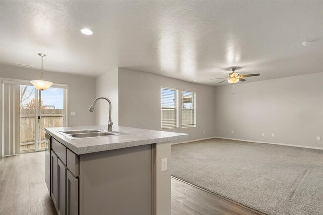 Building Photo - Beautiful Home 3 bed, 2.5 baths - Pet Friendly - Ready Now!