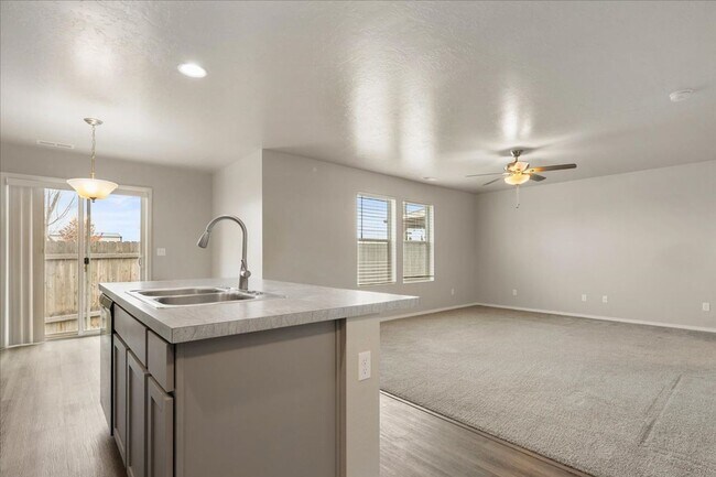 Building Photo - Beautiful Home 3 bed, 2bth - Pet Friendly - Ready Now!