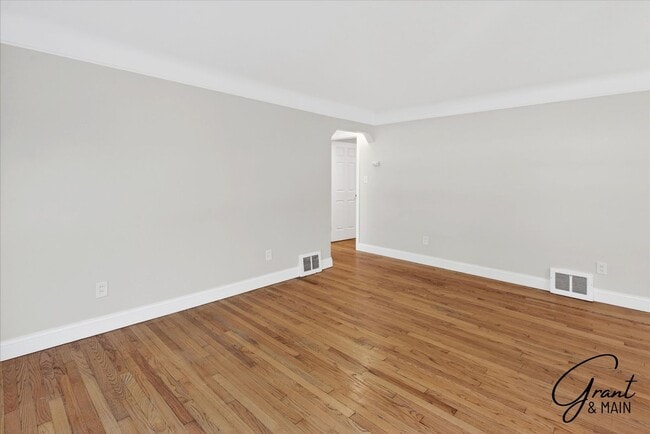 Building Photo - $1,350 - 3 Bed / 1 Bath  Home