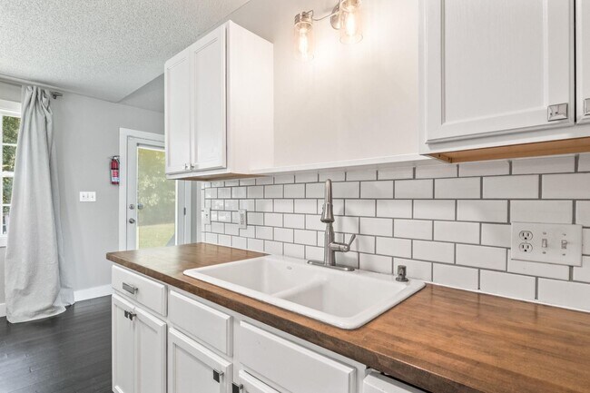 Building Photo - 1000 Meadowgreen Dr