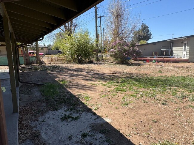 Building Photo - Newly Updated - Spacious 5 Bed 2 Bath Home