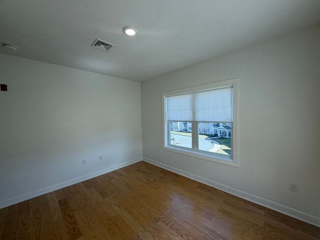 Building Photo - Danvers Updated 3 Bed 2 Bath | Top Floor Condo | Avail Now