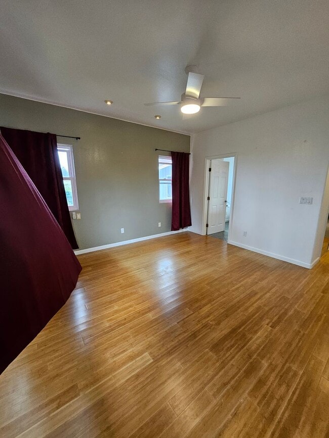 Building Photo - Lovely & spacious 3 bedroom 2 bath home (u...