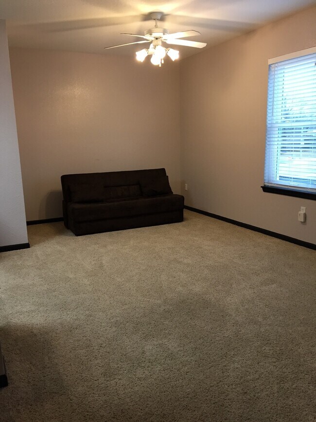 Building Photo - Large two bedroom apartment about a block away from Washburn University