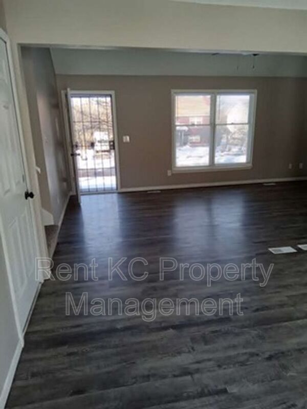 Building Photo - 2409 NE Carousel Cir