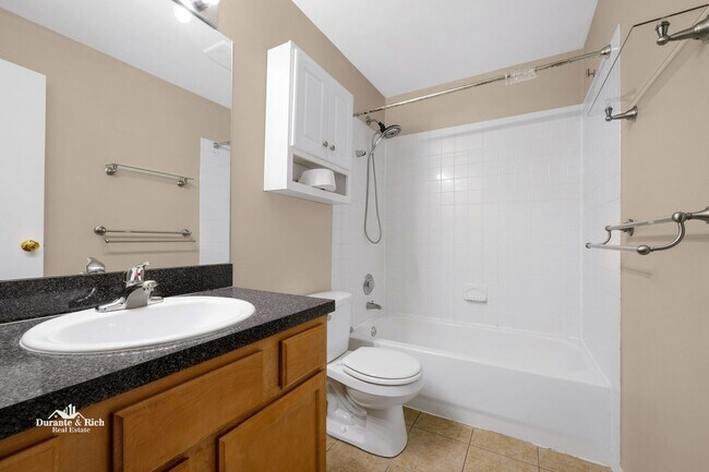 Building Photo - One Bed One Bath Four Lakes