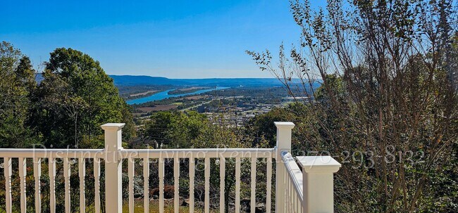 Building Photo - Cozy home with a stunning view!