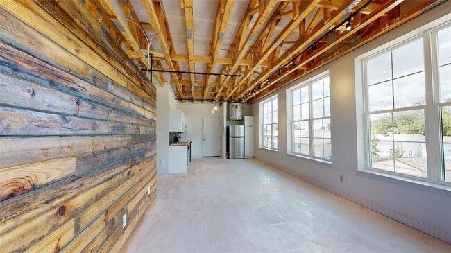 Building Photo - 305 W 27th St