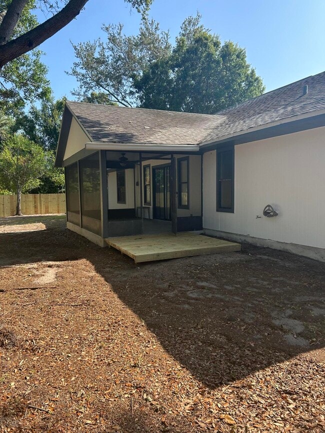 Building Photo - 5511 Green Dolphin St