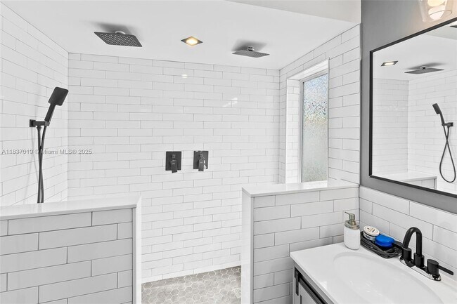 Building Photo - 908 SW 12th Ct