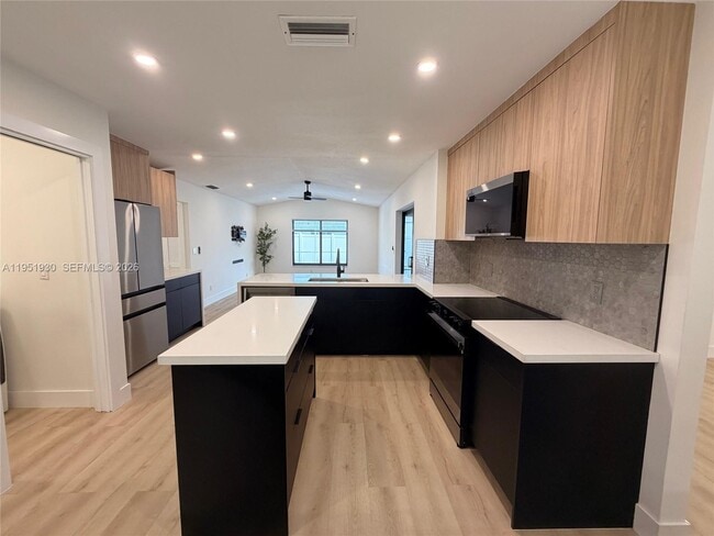 Building Photo - 1462 SW 25th Ave