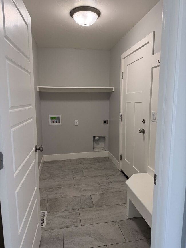 Building Photo - CALL TYE DIRECTLY 208-313-6062. 4 BED 2 BATH HOME WITH ATTACHED GARAGE
