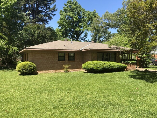Building Photo - *3/2*SOUTHERN HILLS/SOUTHWOOD*FRESH PAINT*