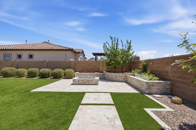 Building Photo - 7171 W Buckhorn Trail
