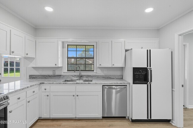 Building Photo - 119 Canada Dr