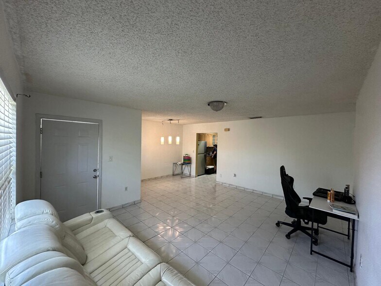 Building Photo - 881 SW 66th Ave