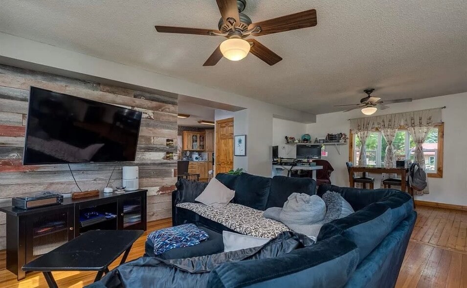 Building Photo - 415 8th St N