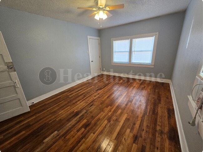 Building Photo - 312 S Avenue B