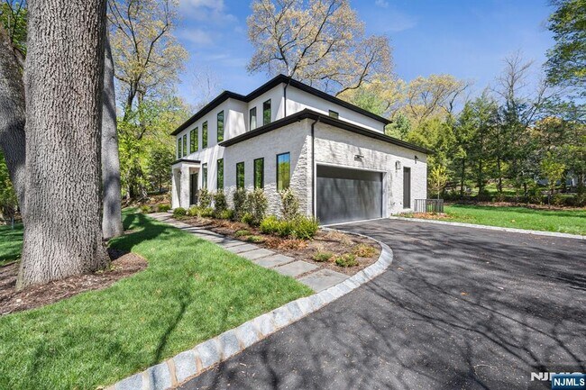 Building Photo - 242 Hardenburgh Ave