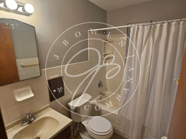 Building Photo - Beautiful 3 bedroom brick home in South Toledo