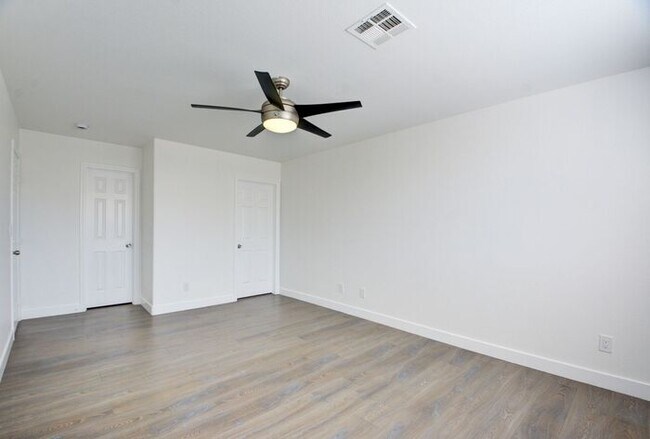 Building Photo - Renovated and Modern. This fantastic 2br in a gated community in Silverado Ranch has all the amen...