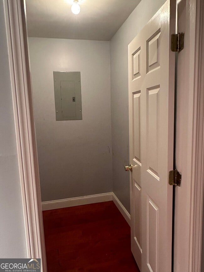 Building Photo - 711 Pine Grove Cir