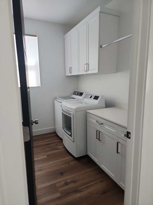 Building Photo - Luxury Townhome