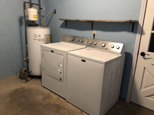 Building Photo - Centrally Located, 2 Bedroom Townhouse w/Garage