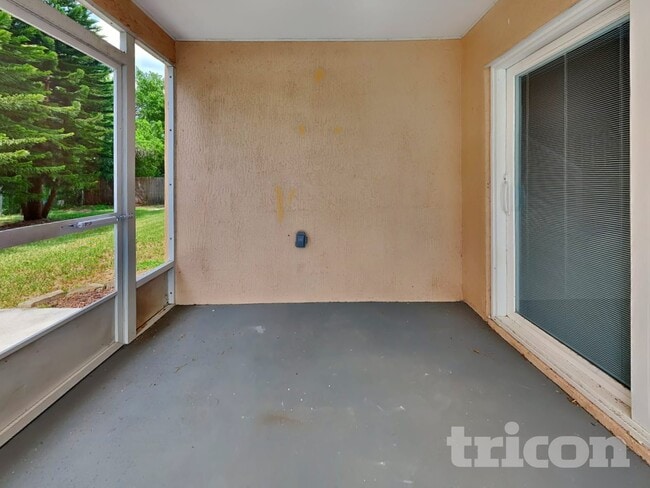 Building Photo - 528 Little Lake Ct