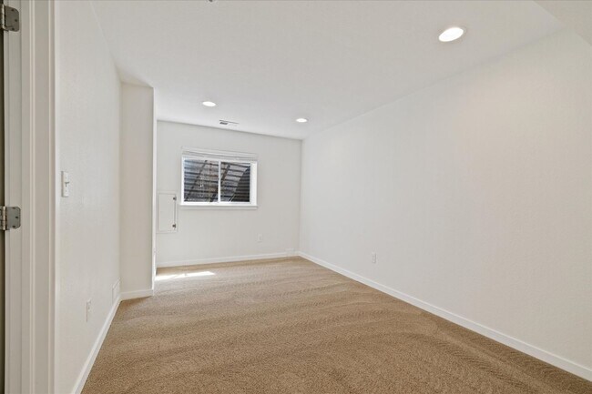 Building Photo - Amazing 4 bedroom, 3 bath home right by St...
