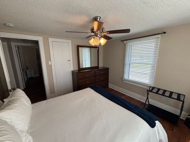 Building Photo - 720 Riverland Dr