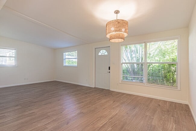 Building Photo - Annual Rental – Pet-Friendly Charming Napl...