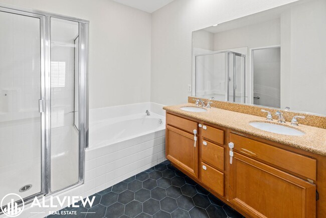 Building Photo - Rare 2 Bed 2.5 Bath Available Now!!