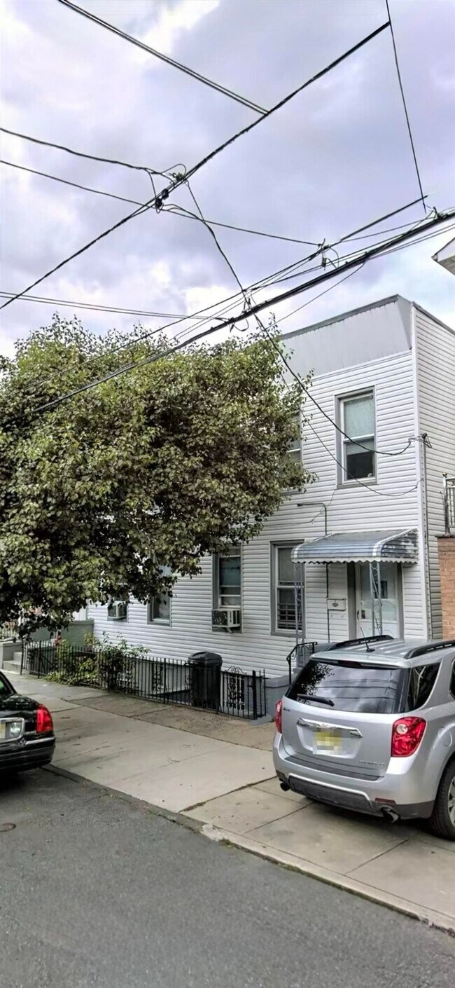 Building Photo - 22 Whitman Ave