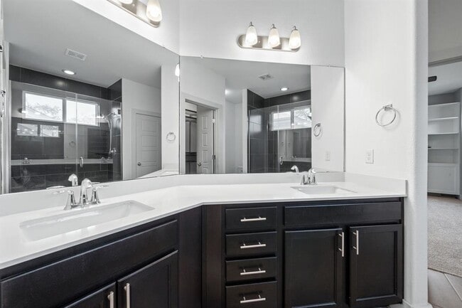 Building Photo - 1406 Casa Dr