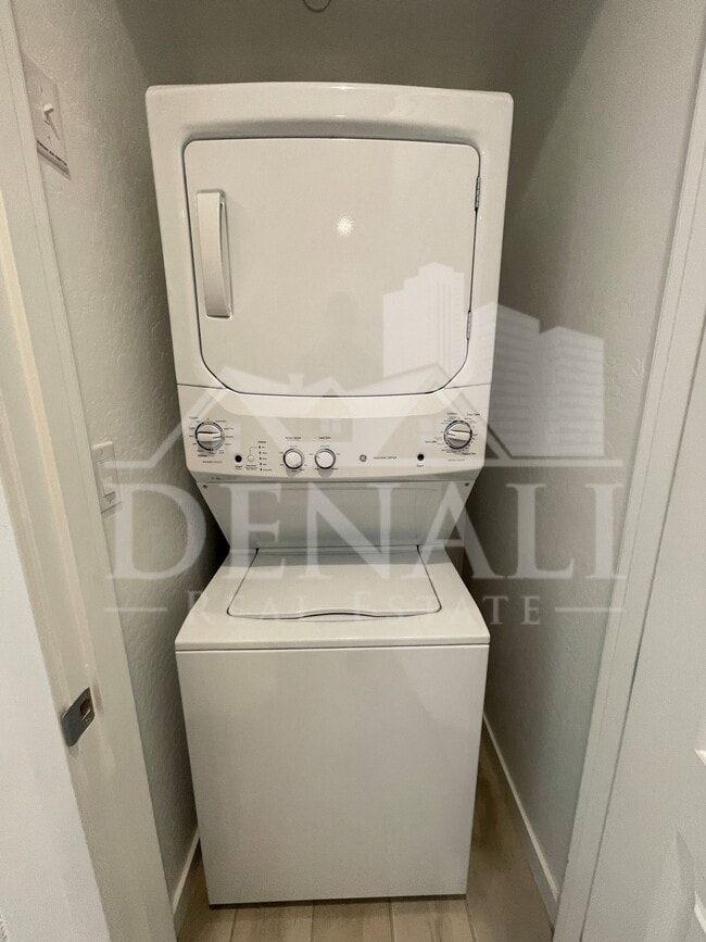 Building Photo - 784 S Hawk Ln