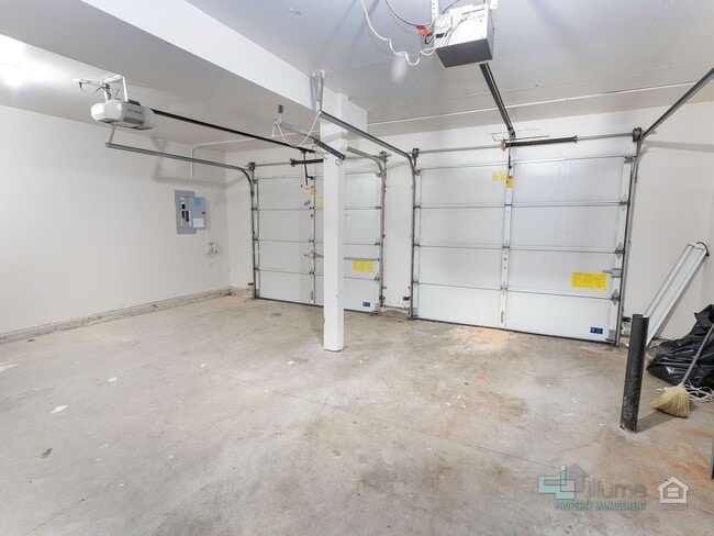 Building Photo - Stunning 3 bedroom 2.5 bathroom Home