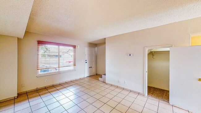 Building Photo - 2 BEDROOM 1 1/2 BATH TOWN HOME