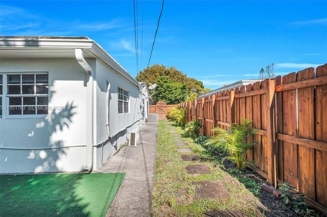 Building Photo - 1624 NE 175th St