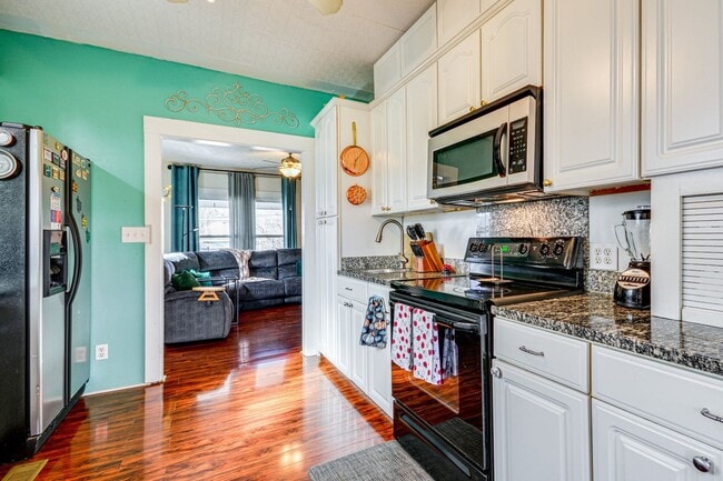 Building Photo - 4 Bed • 2 Bath Furnished Home – Utilities Included