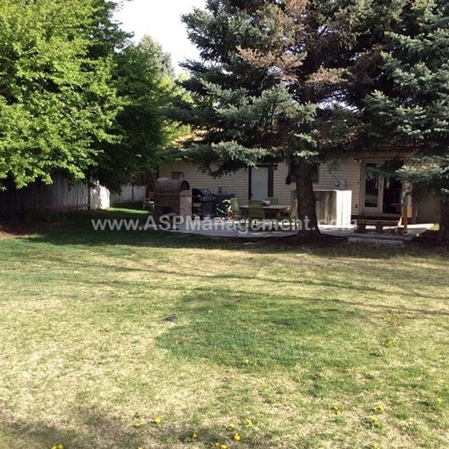 Building Photo - 2074 Newcastle Dr
