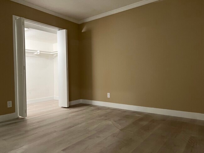 Master Closet - 1515 Oak St