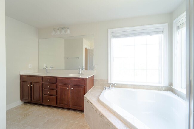 Building Photo - Gorgeous 3 Level Townhome