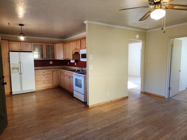 Building Photo - 2 Bed / 1 Bath with Oversized single car garage