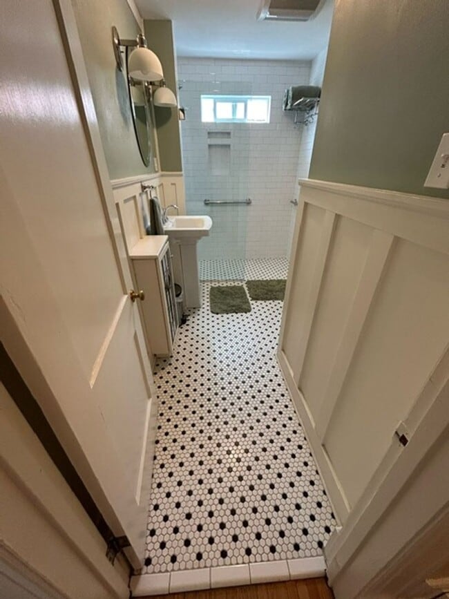 Building Photo - Whitefish 3 Bedroom partially furnished home with garage and private yard