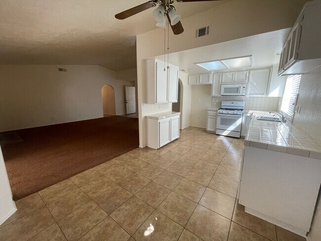 Building Photo - Hesperia-Refurbished- 3 Bedrooms, 2 Bathrooms + Den or Office, Large Property