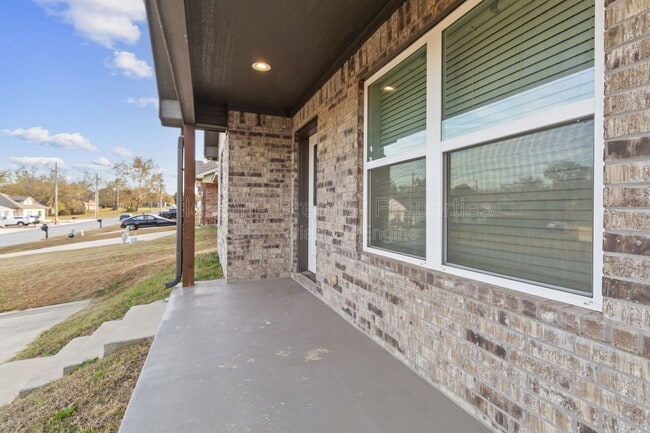 Building Photo - 931 N Barrett Ave